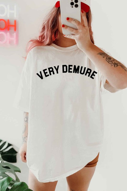 VERY DEMURE OVERSIZED GRAPHIC TEE