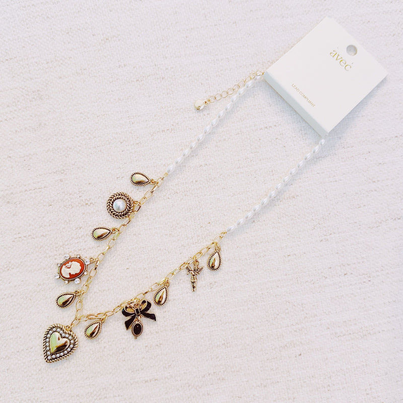 Heart & Cameo Charm Necklace – Romantic Gold Chain with Bow and Vintage-Inspired Details